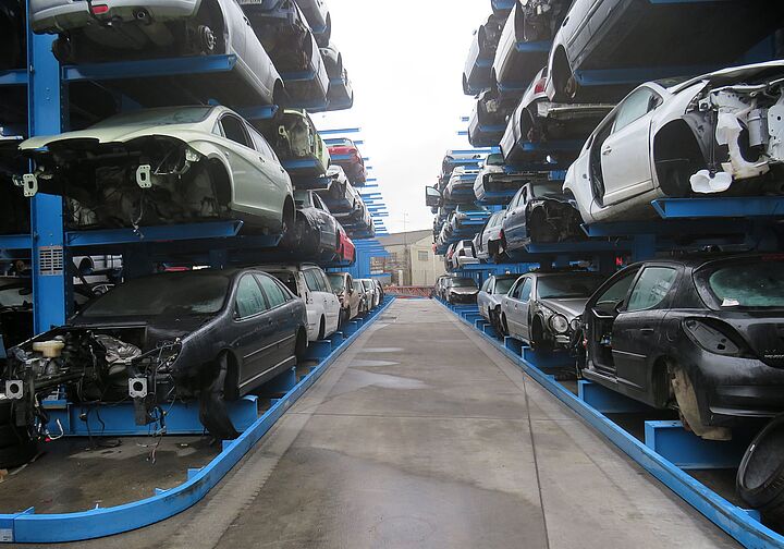 [Translate "International (English)"] Cantilever racking for cars