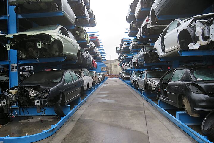 [Translate "International (English)"] Cantilever racking for cars
