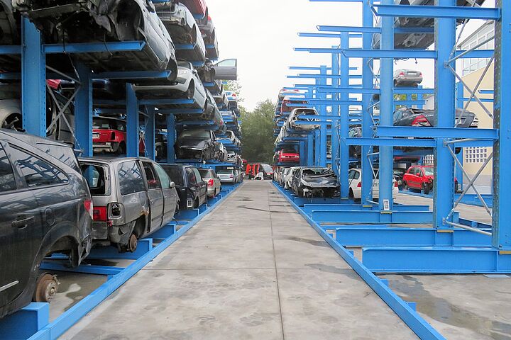 [Translate "International (English)"] Cantilever racking for cars