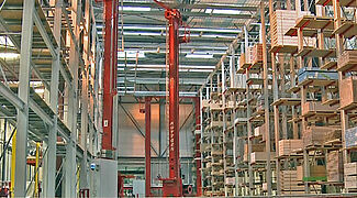 [Translate "International (English)"] Stacker crane in an automatic warehouse