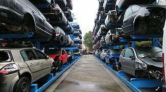 [Translate "International (English)"] Cantilever racking for cars