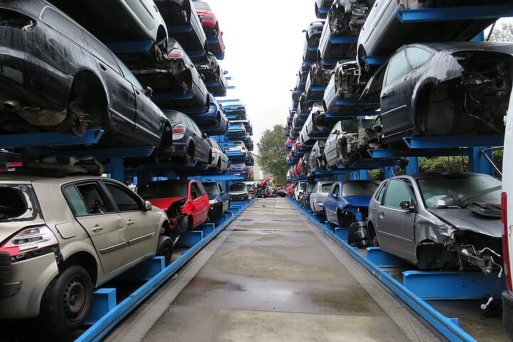 [Translate "International (English)"] Cantilever racking for cars