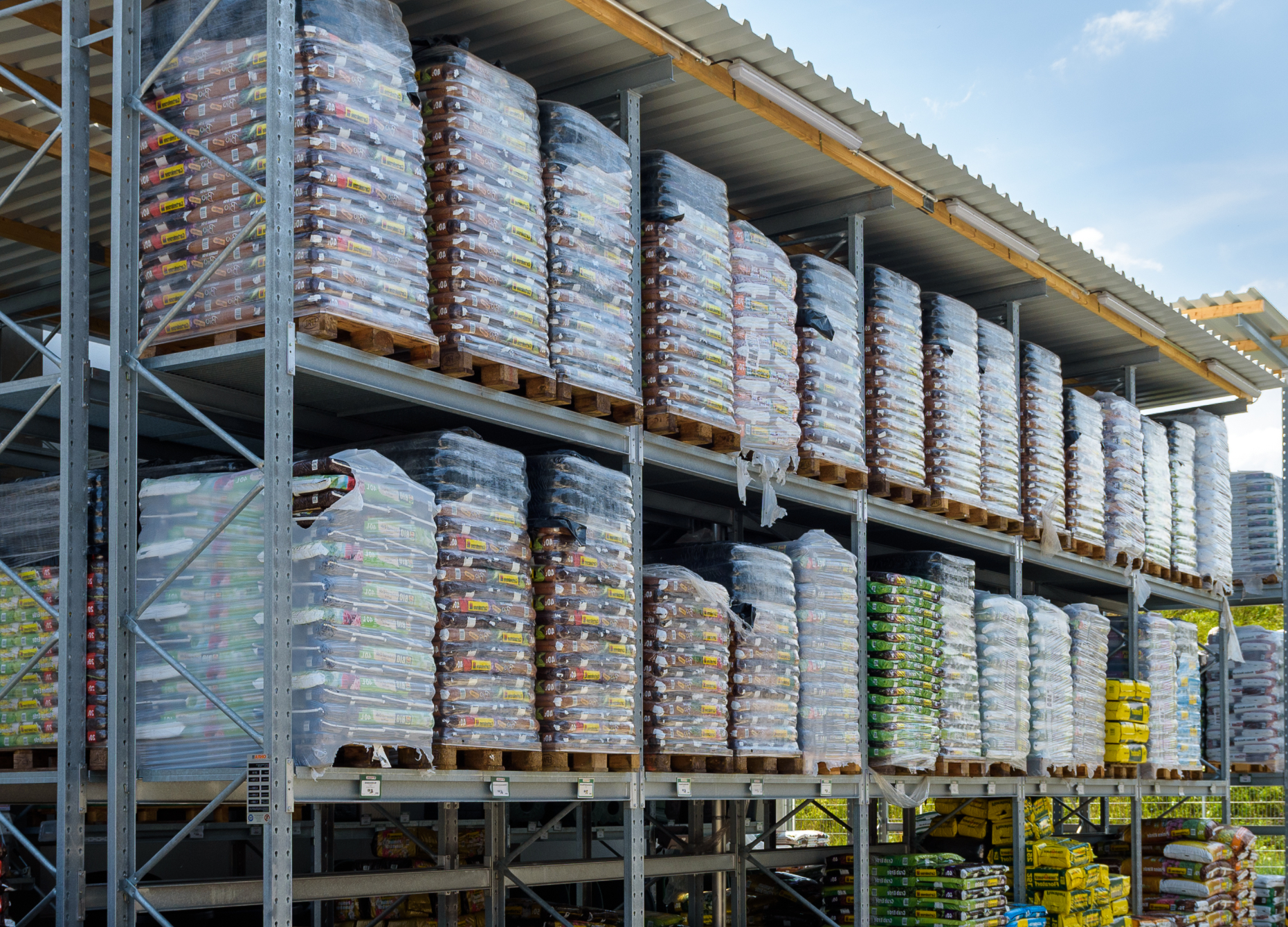 Palettenregale mit Dach bei blauem Himmel